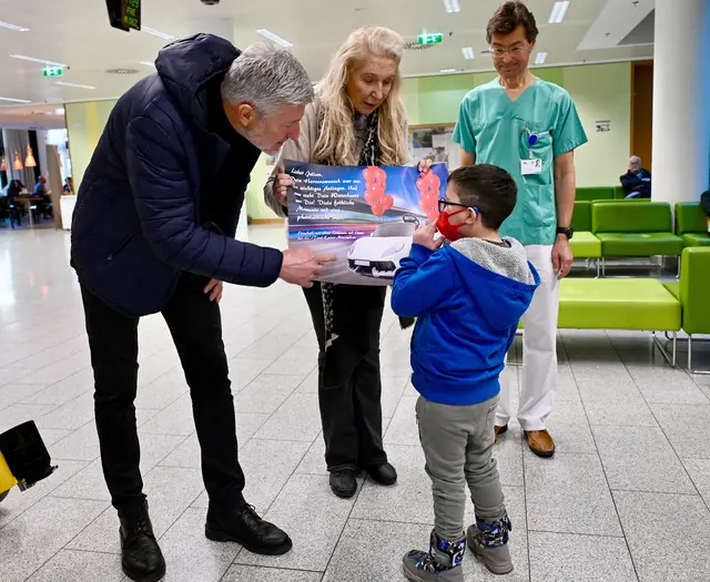 Am Beginn gab es "nur" ein Plakat - und während die Löwen und Prof. Siegfried Waldegger die Details erläuterten, wartete das Präsent unter dem Christbaum.