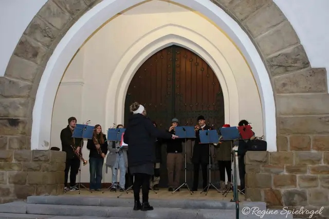 Mit den Turmbläsern der Musikschule Oberes Wiental unter der Leitung von Carina Heindl ging es in den dritten Advent-Sonntagabend. 