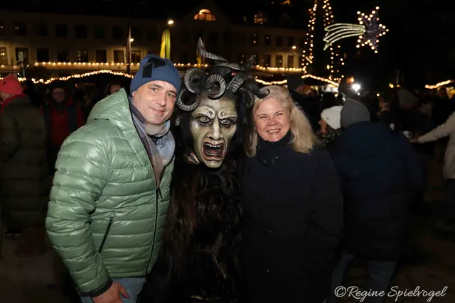 Clemens Gruber und GR Sabine Puschnig-Berghofer mischten sich ebenfalls unter die Perchten.