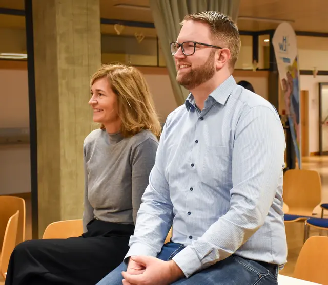 Einbringen bei den Botschafter-Jugendspielen

Flaggenraten mit den Jugendlichen; MEP Mag. Elisabeth Dieringer und Europahaus Direktor Marc Germeshausen | Foto: (c) hlwspittal 2025, Ambros/Lackner