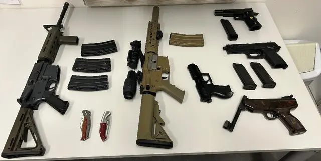 Bei dem Verdächtigen aus der Donaustadt wurden mehrere Langwaffen und Messer gefunden. Er hatte mit einem Gewehr auf die WEGA-Beamten gezielt und wurde überwältigt. Bei dem 41-Jährigen wurde eine Alkoholisierung von fast vier Promille festgestellt. | Foto: LPD Wien