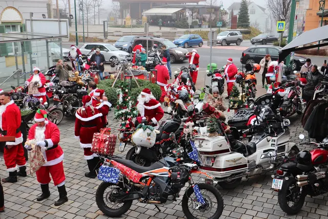 Der Hauptplatz von Kalsdorf wurde zur Bühne für die Weihnachtsmänner der Charity-Ausfahrt Iron Road for Children. | Foto: Edith Ertl
