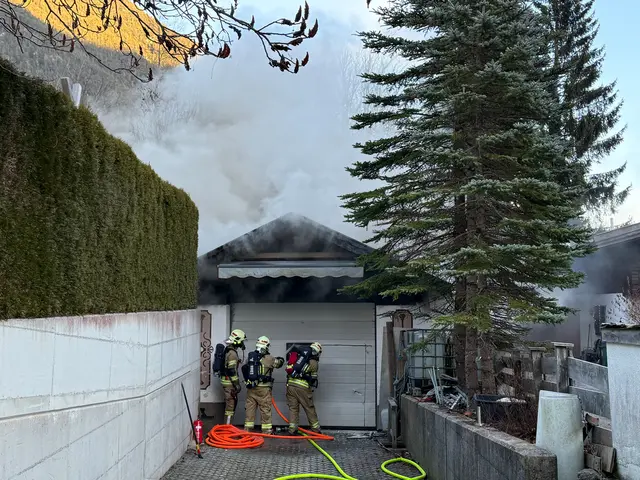 Nach dem Bekanntwerden des Brandes rückten die Feuerwehren Eben am Achensee und Pertisau umgehend zum Einsatzort aus.  | Foto: Zoom.tirol