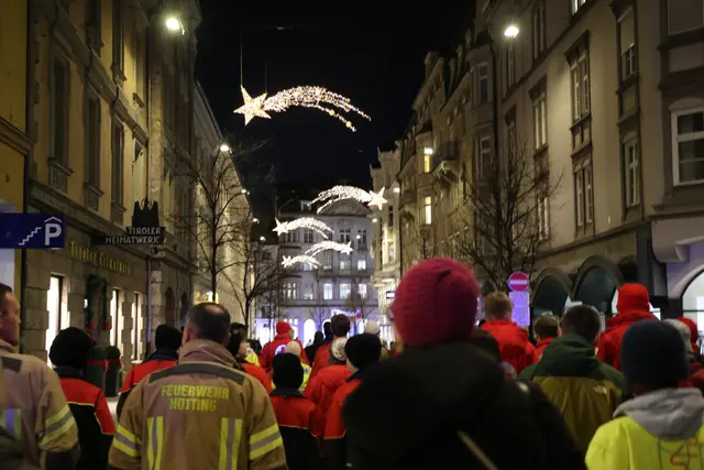 Lichterzug durch die Stadt | Foto: Eva Rettenbacher, Rotes Kreuz Tirol, Cara Bank, Johanniter Tirol