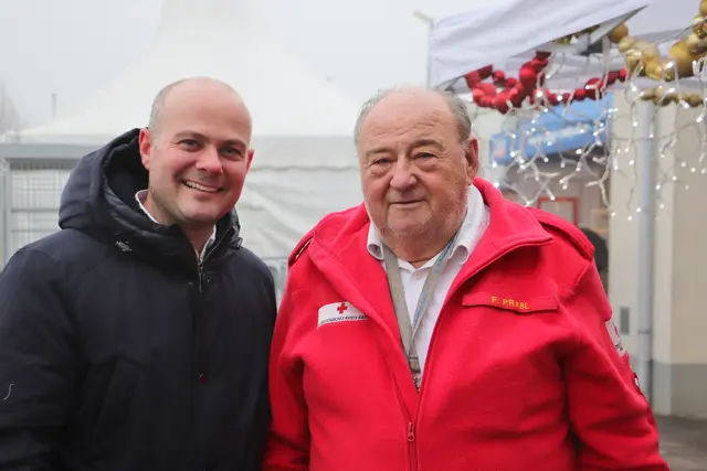 RK-Bezirksstellenleiter Johannes Weinrauch (li) dankte Fritz Praßl und seinem Team von der Österreich Tafel für das ehrenamtliche Engagement. | Foto: Edith Ertl
