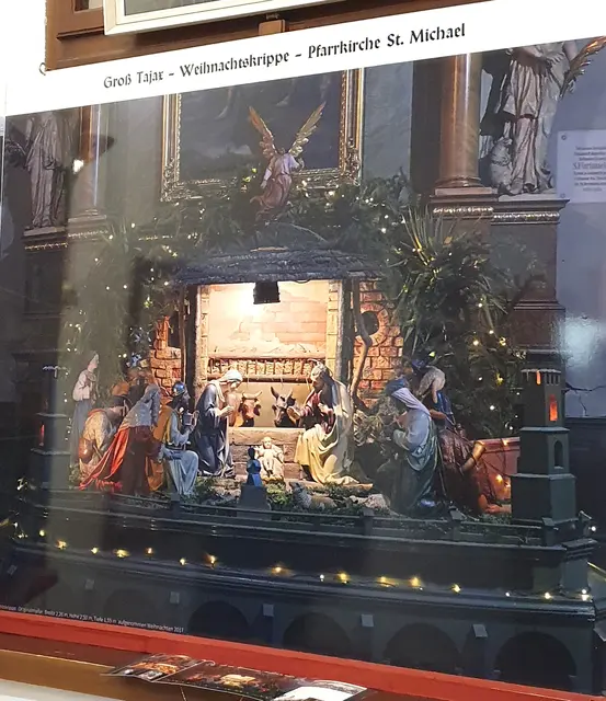 Die riesige Krippe in der Pfarrkirche St. Michael wird auch heute noch aufgebaut | Foto: Gabriel