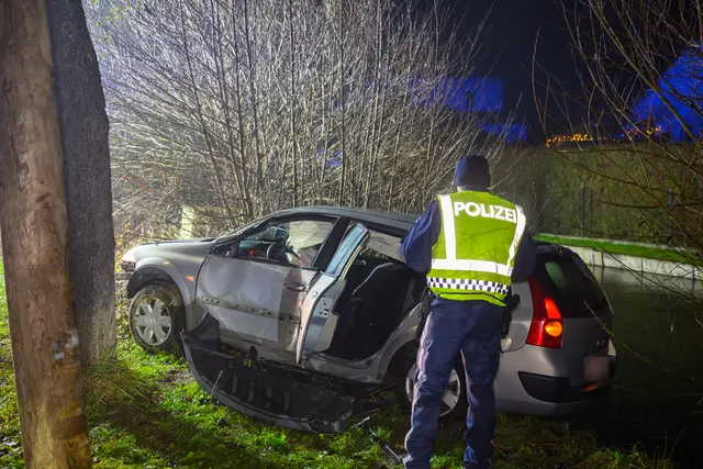 Als die Polizei das verunfallte Auto fand, fehlte vom Fahrer jede Spur. | Foto: TEAM FOTOKERSCHI / WERNER KERSCHBAUMMAYR