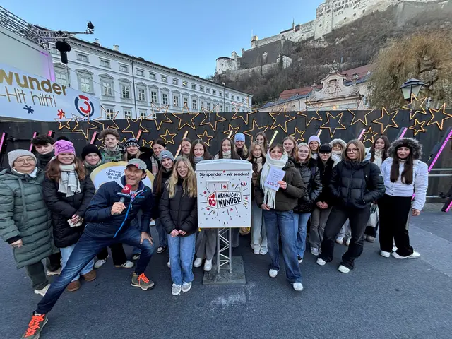  Die Schüler bei der Spendenübergabe beim Ö3 Weihnachtswunder in Salzburg. | Foto: HAK/HLW Kirchdorf