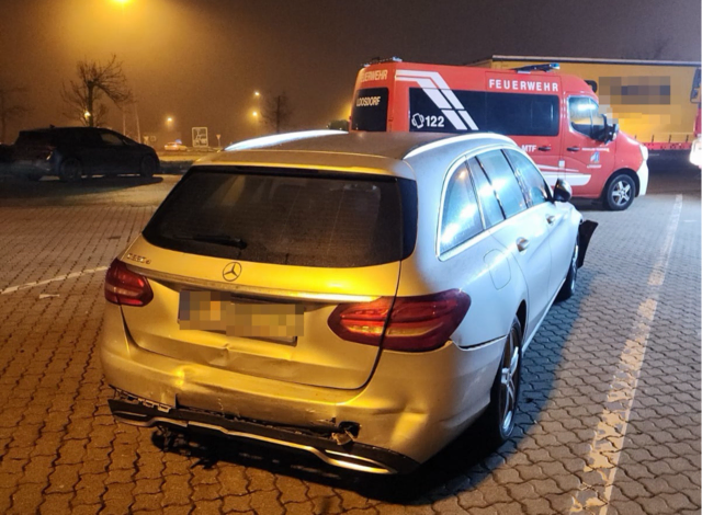 Einsatzkräfte der Freiwilligen Feuerwehr Loosdorf bei Aufräumarbeiten nach mehreren Verkehrsunfällen auf der A1. | Foto: DOKU-NÖ