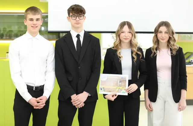 v.L.n.R. Sebastian Gammer, Lukas Schmidsberger, Anna Wöhrnschimmel, Laura Sonnleithner
 | Foto: HLW Steyr