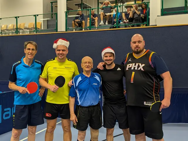 Die Finalisten vom Kirchdorfer Weihnachts-Doppelturnier mit Schiedsrichter Herbert Palus (Mitte)