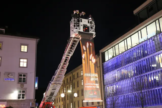 Ensamble der Bläsergruppe Militärmusik Tirol am Boznerplatz begleitet von
einem Friedensgedicht von Alexander Legniti | Foto: Eva Rettenbacher, Rotes Kreuz Tirol, Cara Bank, Johanniter Tirol