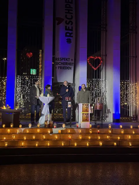 Schauspieler Yasmani Stambader, Moderatorin Daniela Schmiderer, LH  Anton Mattle, BM Johannes Anzengrube | Foto: Eva Rettenbacher, Rotes Kreuz Tirol, Cara Bank, Johanniter Tirol