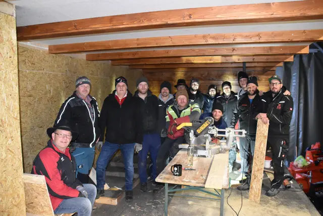 Die Laniger beim Bau ihres Aufführungswagens in einem riesigen Zeltaufbau. Links vorne Obmann-Stv. der Rietzer Fasnacht, Walter Perkhofer.