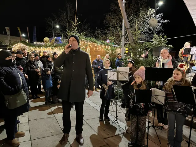 Bezirksobmann Richard Wolfram bedankte sich für das schöne Konzert am Oberpullendorfer Hauptplatz | Foto: Gesa Buzanich