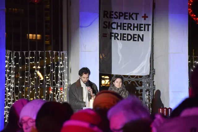 Schauspieler Yasmani Stambader und Moderatorin Daniela Schmiderer | Foto: Eva Rettenbacher, Rotes Kreuz Tirol, Cara Bank, Johanniter Tirol