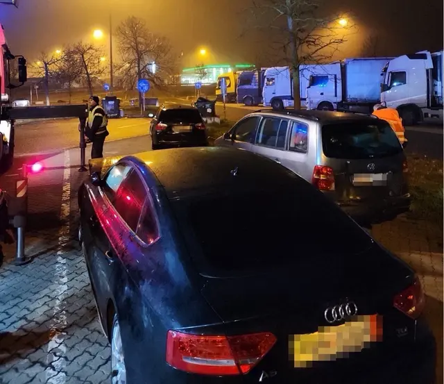 Einsatzkräfte der Freiwilligen Feuerwehr Loosdorf bei Aufräumarbeiten nach mehreren Verkehrsunfällen auf der A1. | Foto: DOKU-NÖ