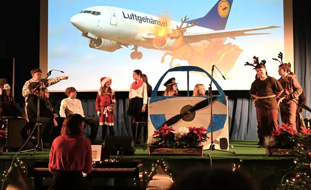 Mit der Weihnachtsaufführung „Sternenglanz und Weihnachtszauber“ verwandelte sich die MS Lebring-St. Margarethen kurz vor den Feiertagen in eine lebendige Weihnachtswerkstatt.  | Foto: MS Lebring, Ernst Gutjahr und Christoph Schriebl
