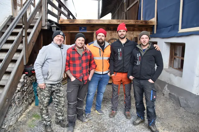 Ein Teil der Lumpn vor ihrem Lokal im Dorf