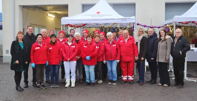 Die Ehrenamtlichen der Team Österreich-Tafel am letzten Ausgabetag mit Kommunalpolitikern und Persönlichkeiten vom Roten Kreuz. | Foto: Edith Ertl