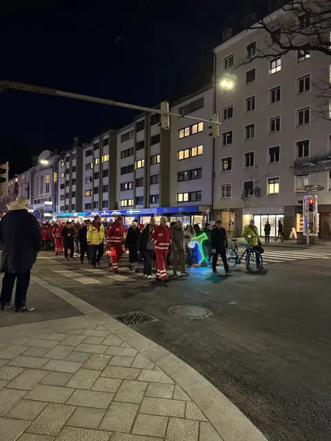 Lichterzug durch die Stadt mit Vertreter:innen der Einsatz- &amp; Blaulichtorganisartionen, der Mulitireligösen Plattform und hunderten Menschen | Foto: Eva Rettenbacher, Rotes Kreuz Tirol, Cara Bank, Johanniter Tirol
