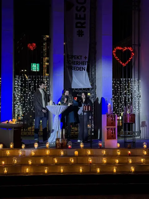 Schauspieler Yasmani Stambader, Moderatorin Daniela Schmiderer mit Friedenslichtbotschafterin Lana Aleid | Foto: Eva Rettenbacher, Rotes Kreuz Tirol, Cara Bank, Johanniter Tirol