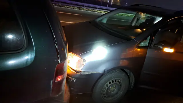 Einsatzkräfte der Freiwilligen Feuerwehr Loosdorf bei Aufräumarbeiten nach mehreren Verkehrsunfällen auf der A1. | Foto: DOKU-NÖ