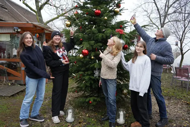 Weihnachten bei Familie Klein am Weingut "Wein aus der Hölle" in Illmitz. Am Bild: Vanessa, Natalie, Regina, Michelle und Rudi Klein | Foto: Andrea Glatzer