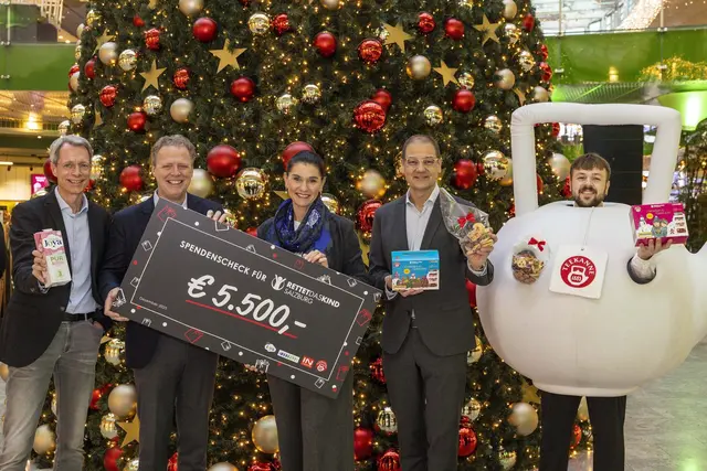 Bei der Scheckübergabe an „Rettet das Kind“ von links: Alexander Konecny von der Hain Celestial Group, TEEKANNE Österreich-Geschäftsführer Mag. Thomas Göbel, „Rettet das Kind“-Geschäftsführerin Mag. Andrea Drexel, INTERSPAR Österreich-Geschäftsführer Mag. Johannes Holzleitner und die „Teekanne“. | Foto: wildbild