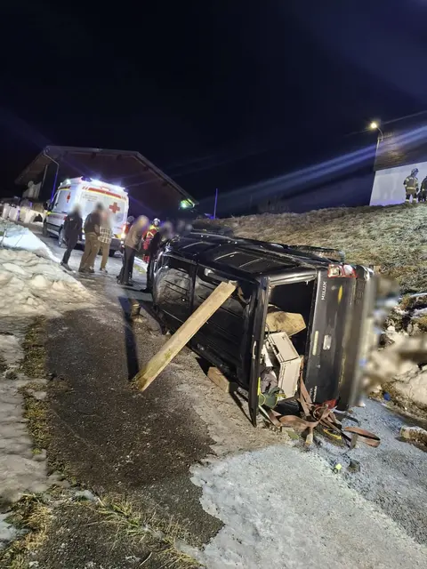 Ein stark alkoholisierter Lenker kam in Namlos von der Straße ab. Das Auto überschlug sich. | Foto: zeitungsfoto.at/FF Namlos