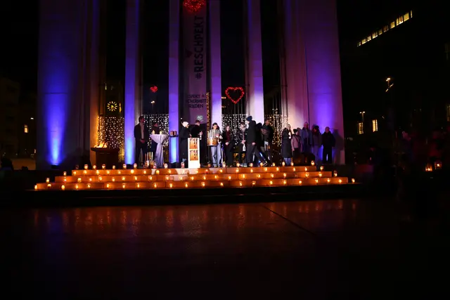 Schauspieler Yasmani Stambader, Moderatorin Daniela Schmiderer, Daniela Hekel, Reschpekt Academy mit den Gewinnerklassen vom Schulwettbewerb für  mehr Respekt und Wertschätzung im Schulalltag (MS Achensee, MS Neustift, HAS 
Innsbruck, FW Lienz) | Foto: Eva Rettenbacher, Rotes Kreuz Tirol, Cara Bank, Johanniter Tirol