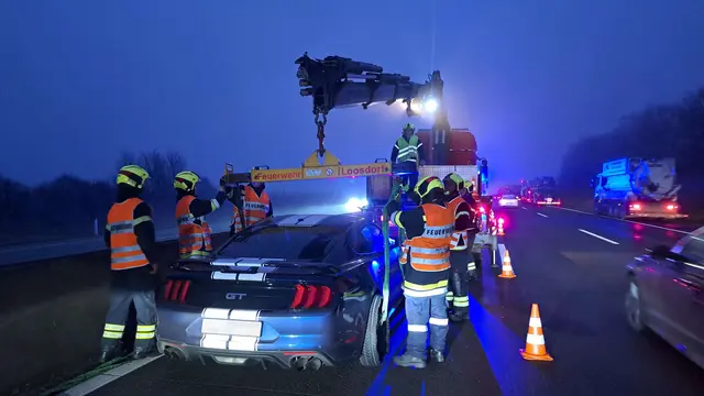 Einsatzkräfte der Freiwilligen Feuerwehr Loosdorf bei Aufräumarbeiten nach mehreren Verkehrsunfällen auf der A1. | Foto: DOKU-NÖ