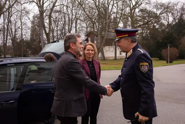 Eintreffen von Josef Grünwindl (l.). Begrüßung durch Oberrätin Julia Macheiner und Chefinspektor Michael Heiling. | Foto: Santrucek