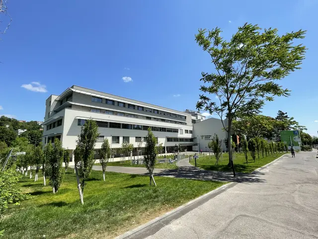 Das Göttlicher Heiland Krankenhaus ist eine Fachklinik für Herz-Kreislauf-Erkrankungen und Neurologie. 2026 kommen vier Intensivbetten dazu. | Foto: Michael J. Payer