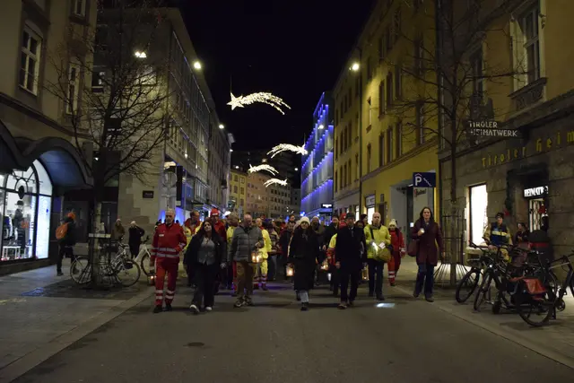 Lichterzug durch die Stadt v.l.n.r: Günter Ennemoser, Präsident Rotes Kreuz,
Friedenslichtbotschafterin Lana Aleid, Vzlt Dietmar Auer, Obmann Verein Hand aufs
Herz, Daniela Hekel, Reschpekt Academy, Max Valtingoer, Neuapostolische Kirche,
Dr. Martina Loth, Multireligiöse Plattform Innsbruck, Haus der Begegnung | Foto: Eva Rettenbacher, Rotes Kreuz Tirol, Cara Bank, Johanniter Tirol