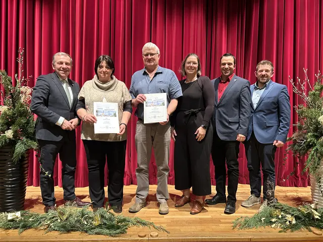 Bürgermeister Josef Ramharter, Dienstjubilarin Elisabeth Haidl, Jungpensionist Bernhard Fuchs, Vizebürgermeisterin Marlene Böhm-Lauter, Referatsleiter Michael Strohmeyer und Stadtamtsdirektor-Stellvertreter Christian Chana (v.l.) | Foto: Stadtgemeinde Waidhofen/Thaya