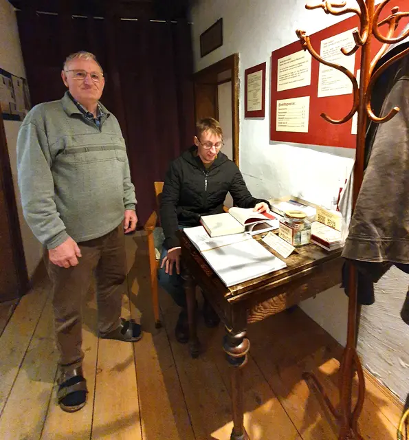 Josef Ofner und Lukas Umschaiden empfingen die Besucher der Krippen-Ausstellung | Foto: Eva Gabriel