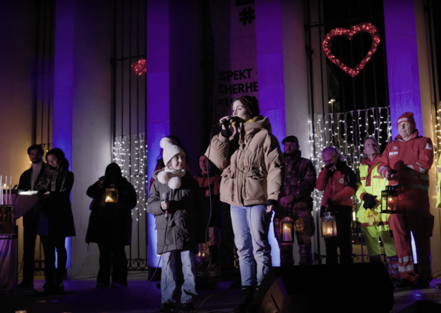  Die 7-jährige Emilia mit der Sängerin Nadine Beiler  | Foto: Eva Rettenbacher, Rotes Kreuz Tirol, Cara Bank, Johanniter Tirol