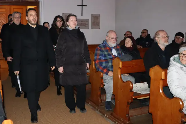 Die Sänger und Sängerinnen ziehen in das Gotteshaus ein | Foto: Gerhard Langmann