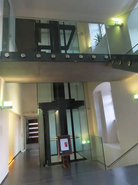 Klug integrierter Lift im 950 Jahre alten Gebäude