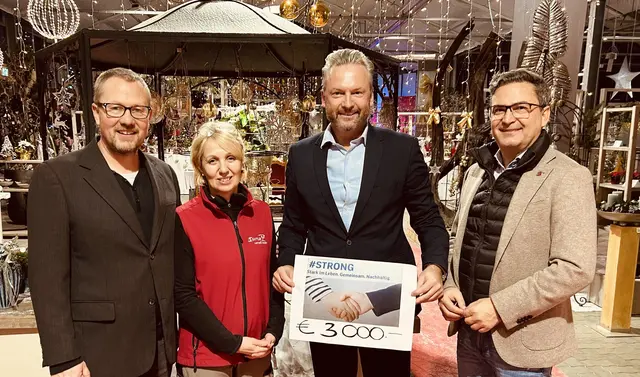 Spendenübergabe in der Erlebnisgärtnerei Sattler in Völkermarkt (von links): Christian und Sabine Sattler, Projektbetreiber Günther Kazianka und Bürgermeister Markus Lakounigg | Foto: Privat