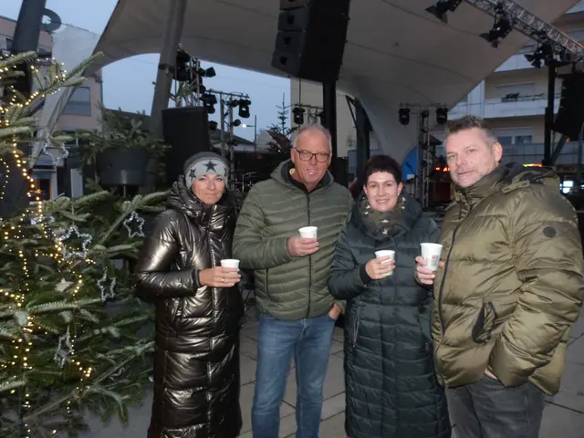 Mit wärmenden Getränken verbrachte die Musikfans den Abend am Oberpullendorfer Hauptplatz.  | Foto: Vanessa Wittmann