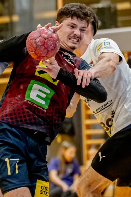 Elias Typolt im Infight mit einem Spieler von Korneuburg. | Foto: Robert Edegger