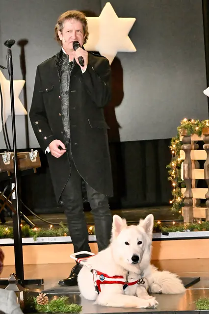 Wolfgang Niegelhell ist auf allen Bühnen präsent - und "Armando" weicht bei jedem Auftritt nicht von seiner Seite. | Foto: Hassl