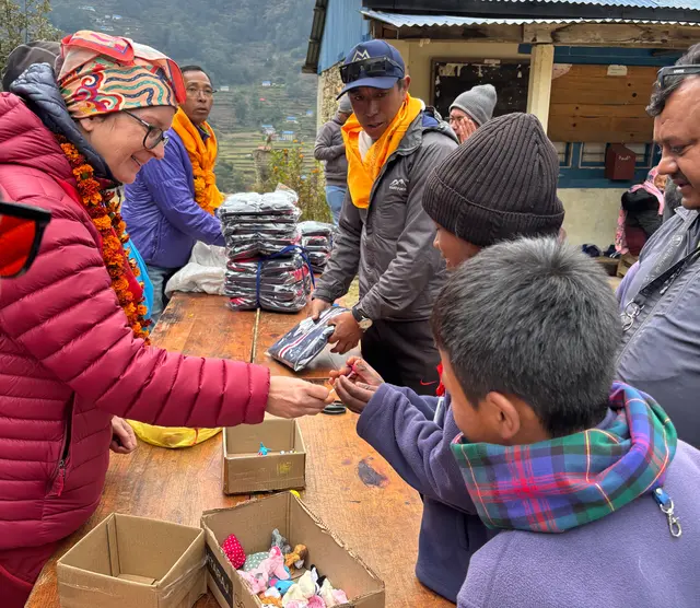 Die Kinder freuen sich  über mitgebrachtes Spielzeug wie z. B. den bunten, lustigen Fingerpuppen.