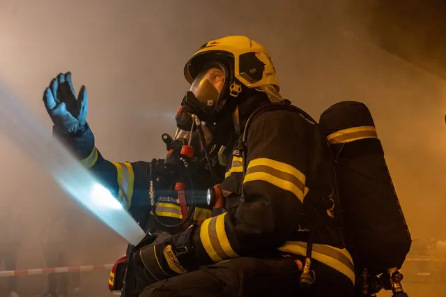 Brand im Hotel – mehr als 200 Gäste mussten in der Nacht evakuiert werden, während Feuerwehr und Rotes Kreuz die Lage unter Kontrolle brachten. | Foto: TEAM FOTOKERSCHI / RAUSCHER (SYMBOLFOTO)