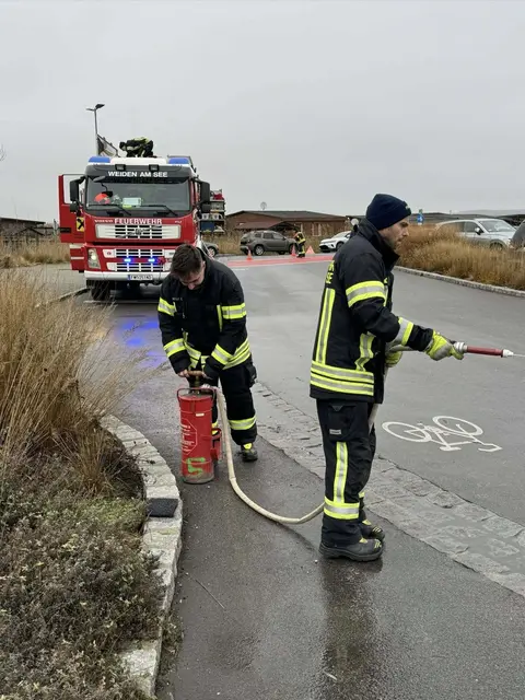 Einsatz Dieselspur binden | Foto: Freiwillige Feuerwehr Weiden am See