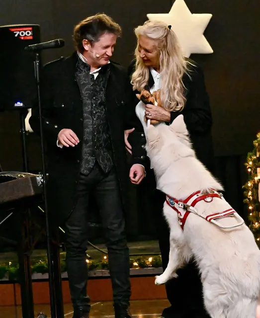 Der "Kollege aus Stoff" erweckte auch bei Blindenführhund "Armando" größtes Interesse ... | Foto: Hassl