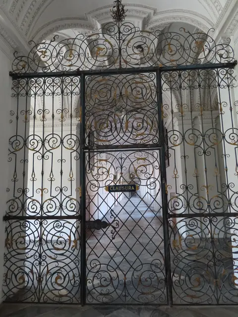 So sahen die bis nach oben reichenden Sicherheitsabtrennungen aus – sehr ansehnlich