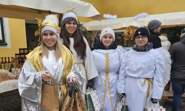 Der Besuch des Christkinds mit seinen Engerln war auch heuer wieder ein Höhepunkt für die Kinder.  | Foto: Verein Lebensraum Petzenland-Peca